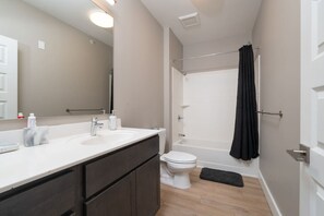 Sèche-cheveux, serviettes fournies