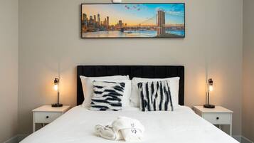 2 habitaciones, escritorio y tabla de planchar con plancha