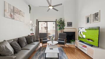 Smart TV y chimenea