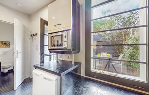 Kühlschrank, Ofen, Geschirrspüler, Wasserkocher mit Kaffee-/Teezubehör