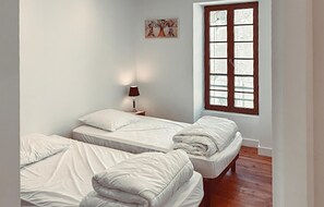 2 bedrooms, iron/ironing board, travel crib, free WiFi
