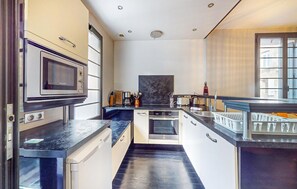 Een koelkast, een microgolfoven, een oven, een kookplaat