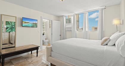 Ocean View Mid Waikiki 1 Block to the Beach