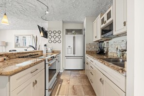 Frigorifero, microonde, forno, piano cottura