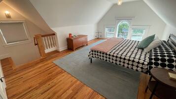 3 bedrooms, desk, iron/ironing board, travel cot