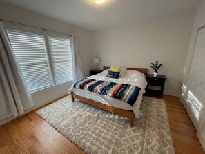 3 habitaciones, escritorio y tabla de planchar con plancha 