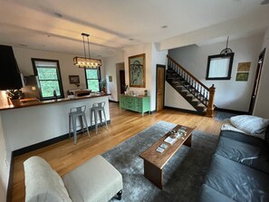 Smart-TV, fotballspill, bordtennis og bøker