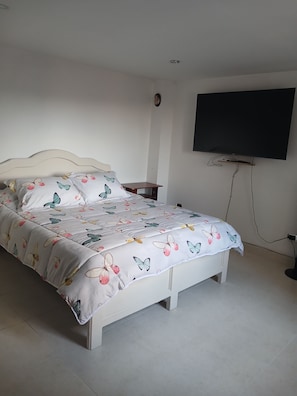 3 bedrooms, iron/ironing board, WiFi, bed sheets