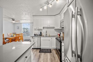 冷蔵庫、電子レンジ、オーブン、コンロ