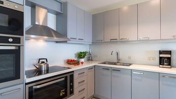 Réfrigérateur, four, plaque de cuisson, cafetiÚre/bouilloire