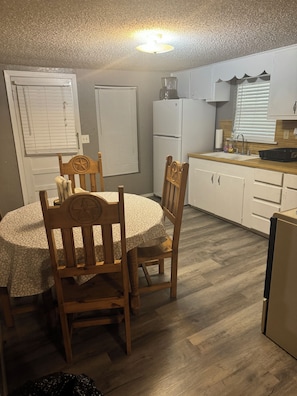 Dining - Cozy 2-bedroom cabin with WiFi, AC in charming Murfreesboro on Lake Greeson. (Murfreesboro)