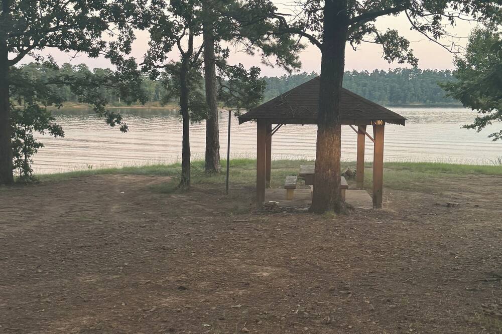 Cozy 2-bedroom cabin with WiFi, AC in charming Murfreesboro on Lake Greeson.