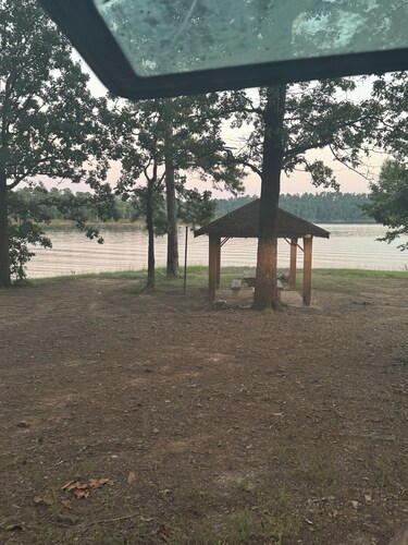 Cozy 2-bedroom cabin with WiFi, AC in charming Murfreesboro on Lake Greeson.