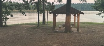 Cozy 2-bedroom cabin with WiFi, AC in charming Murfreesboro on Lake Greeson.