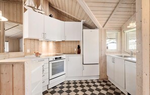 Een koelkast, een kookplaat, een vaatwasser