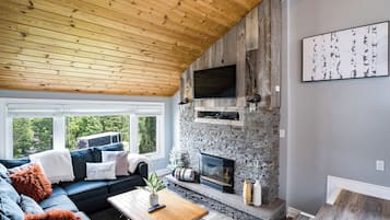 Smart TV, chimenea y futbolito