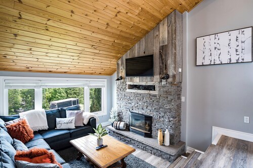 Scenic Chalet on Top of The Blue Mountains with Hot Tub, Game Room and Deck