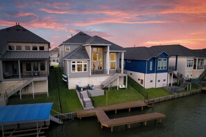 Exterior - Lux Lakefront with Game-room, Community Pool, Paddleboards, and more! (Willis)