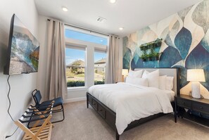 5 bedrooms, iron/ironing board, travel cot, free WiFi - Lux Lakefront with Game-room, Community Pool, Paddleboards, and more! (Willis)