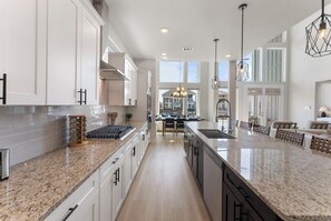 Fridge, microwave, oven, stovetop - Lux Lakefront with Game-room, Community Pool, Paddleboards, and more! (Willis)