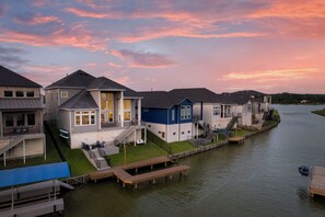 Exterior - Lux Lakefront with Game-room, Community Pool, Paddleboards, and more! (Willis)