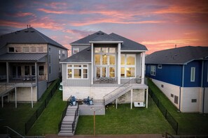 Exterior - Lux Lakefront with Game-room, Community Pool, Paddleboards, and more! (Willis)