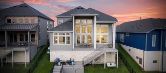 Lux Lakefront with Game-room, Community Pool, Paddleboards, and more!