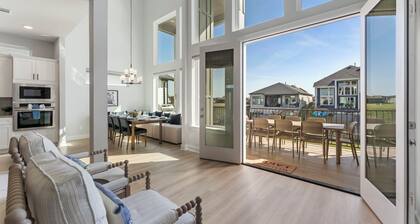 Lux Lakefront with Game-room, Community Pool, Paddleboards, and more!