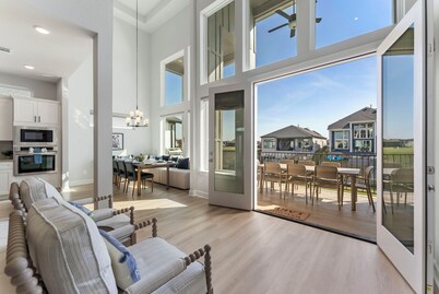 Lux Lakefront with Game-room, Community Pool, Paddleboards, and more!
