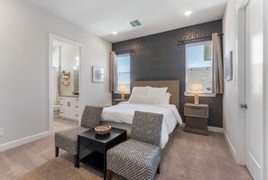 5 bedrooms, iron/ironing board, travel crib, free WiFi - Lux Lakefront with Game-room, Community Pool, Paddleboards, and more! (Willis)