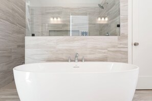 Hair dryer, towels, soap, shampoo - Lux Lakefront with Game-room, Community Pool, Paddleboards, and more! (Willis)