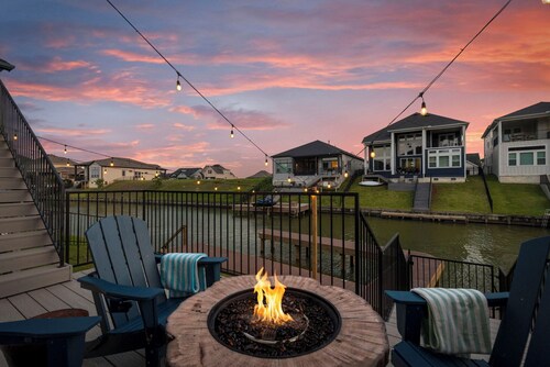 Lux Lakefront with Game-room, Community Pool, Paddleboards, and more!