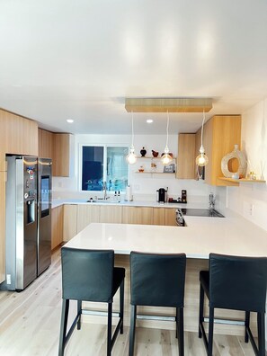 Réfrigérateur, micro-ondes, four, plaque de cuisson