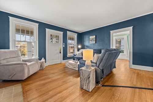 4 KING BEDS Luxurious Historic Home in the Heart of Memphis