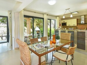 Villa, 4 Bedrooms | Dining