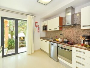 Villa, 4 Bedrooms | Private kitchen