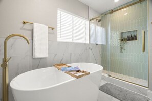 Séchoir à cheveux, serviettes fournies, savon, papier de toilette