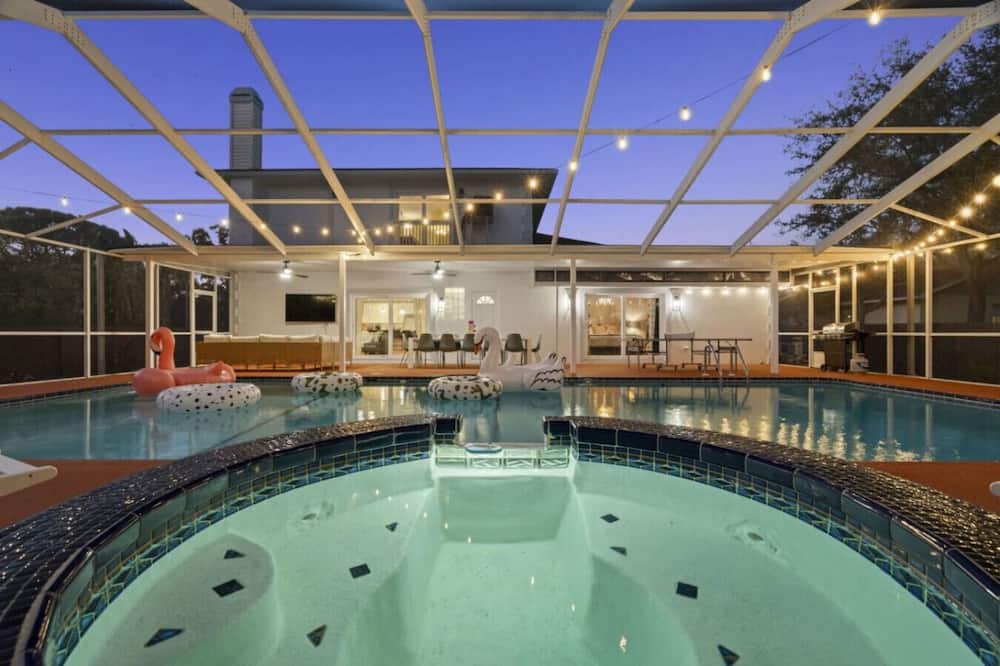 7 bedroom Clearwater Villa, Heated Pool + Mini Golf + Games