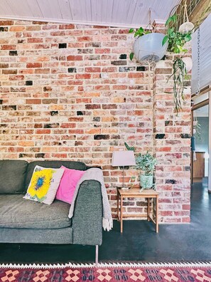 Smart-tv, een open haard, boeken en een stereo