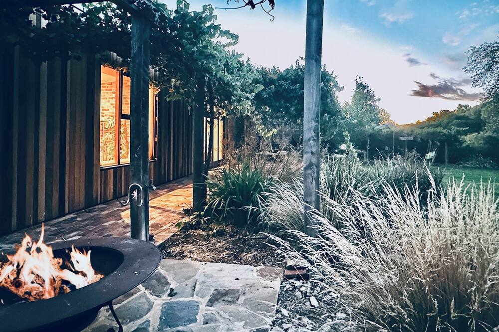 Spacious Eco Home Among Native Gardens – Peaceful Family Retreat