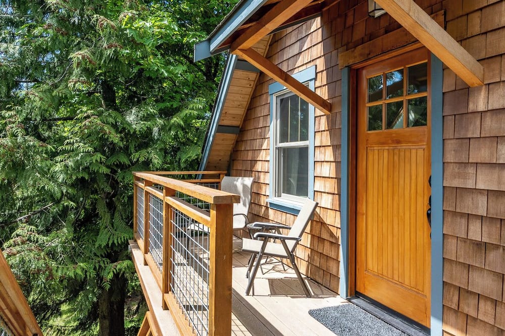 Tranquil, private Whidbey Island apt. Level 2 charging station, pet friendly.