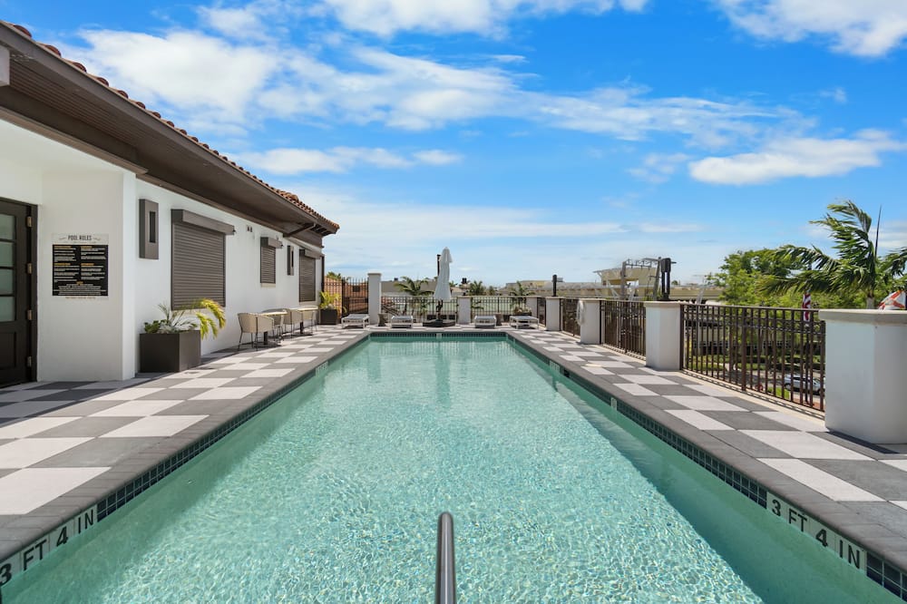 Luxurious Condo on Downtown Fifth Ave