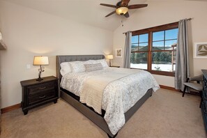 3 bedrooms, free WiFi, bed sheets - Spacious, Modern Mountain Townhome with Private Hot Tub (Silverthorne)