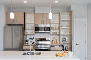 Appartement pour lune de miel, 2 chambres, cuisine | Cuisine privée | Réfrigérateur grande capacité avec congélateur, four à micro-ondes