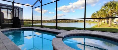 Alberca al aire libre y alberca climatizada