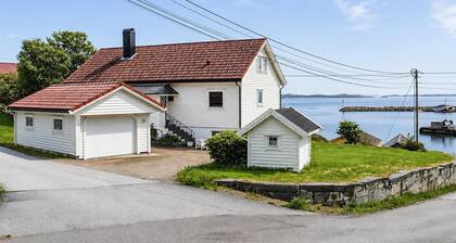 Cozy home in Atløy with house sea view