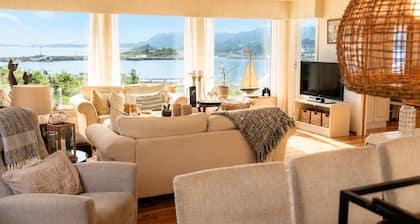 Cozy home in Atløy with house sea view