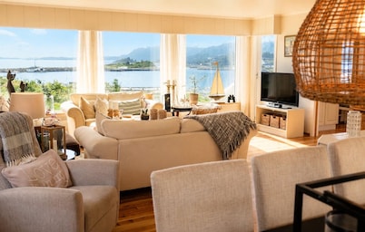 Cozy home in Atløy with house sea view