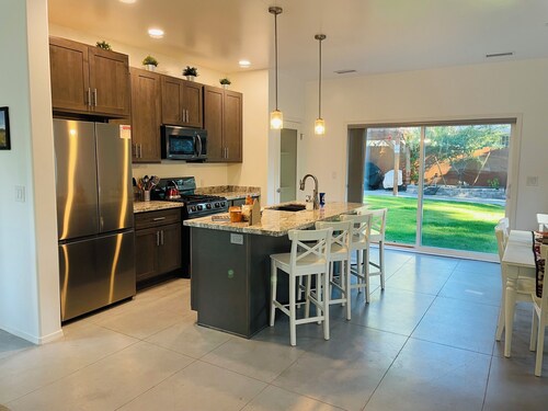 Humphrey's Hideaway! EV Charger, Fire Pit, Game Room