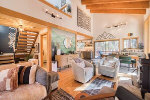 TV, fireplace, books - MONTHLY LEASE Owl's Nest By Tahoe Getaways - Tahoe Donner w HOA Access (Truckee)